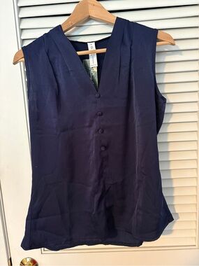 Sleeveless V-Neck Button-Front Blouse in Navy